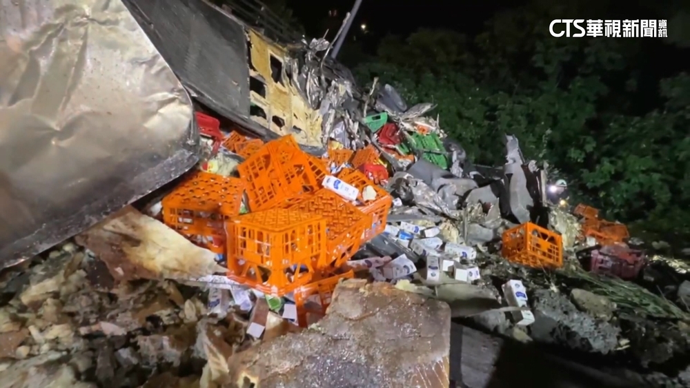 國道故障車「未擺三角錐」　貨車追撞翻落駕駛亡