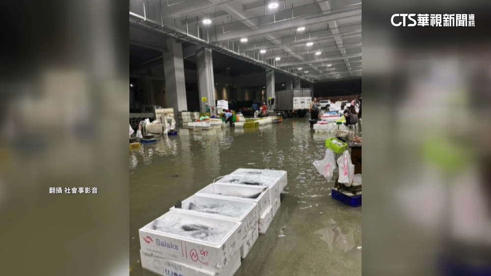 大雨逢年度大潮！前鎮漁港成「水上市場」　緊急抽水