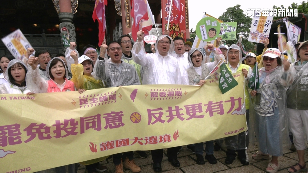 大雨澆不熄熱情！綠挺罷團徒步掃街　藍白合造勢反罷