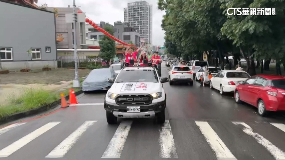 大雨澆不熄熱情！綠挺罷團車隊+徒步掃街　藍白合造勢反罷