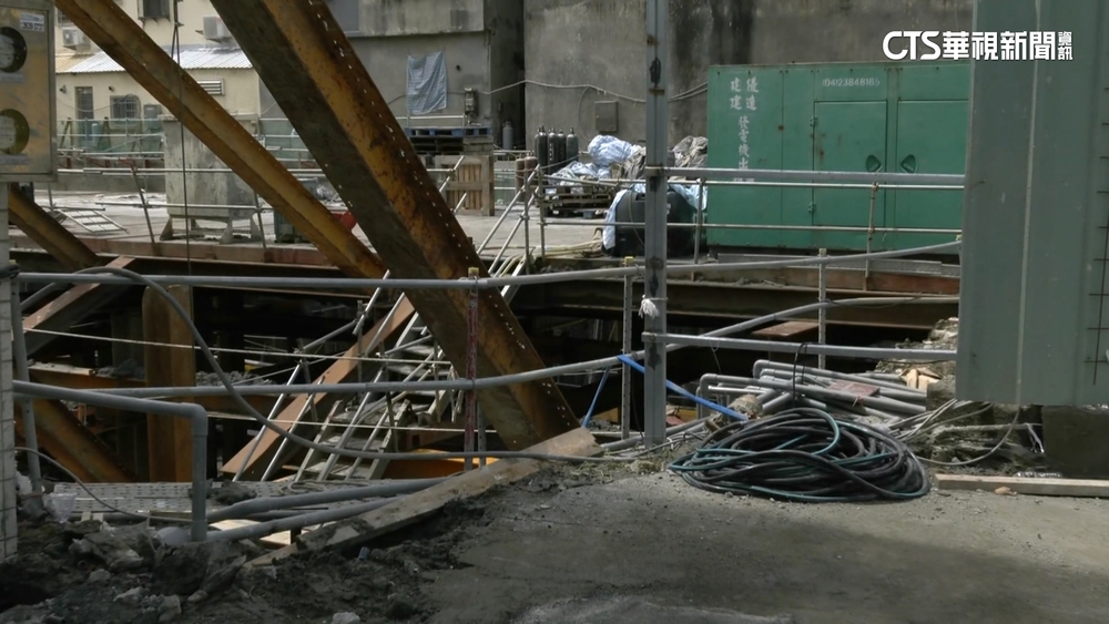 台中龍井工地旁民宅傾斜　急用7支大型鋼梁支撐