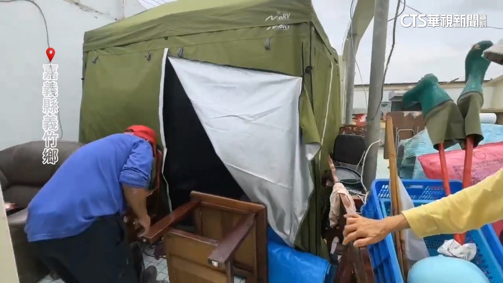 強風吹毀老厝屋頂　住戶屋內搭帳篷趕忙清家園