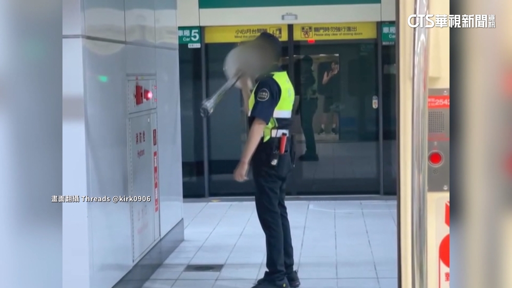 北捷保全月台舉紅龍柱練手臂　乘客反應兩極