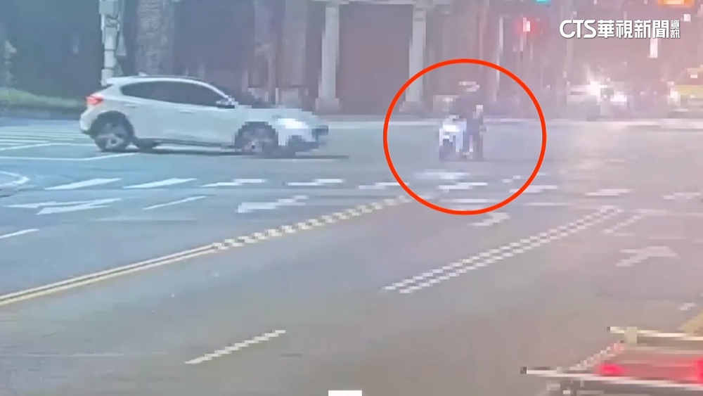 32歲警騎警車出勤遭撞噴飛　意識昏迷送醫搶救