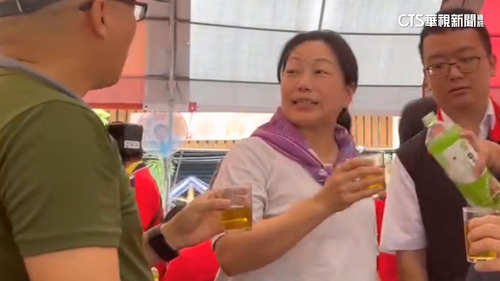 徐榛蔚活動致詞提「給傅崐萁掌聲」　遭挺罷民眾嗆聲