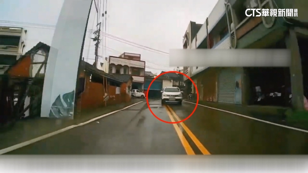 疑不滿被「跨線」超車撞倒騎士　駕駛被逮竟是通緝犯