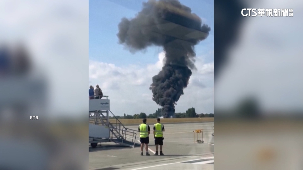 英小飛機墜地竄黑煙　民眾驚睹：炸出火球