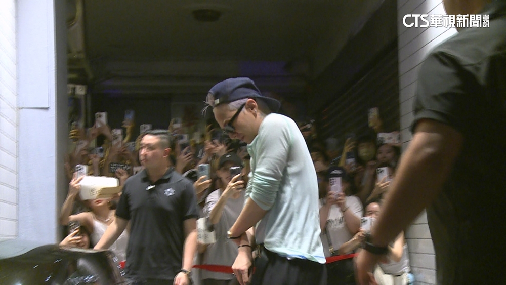 GD赴慶功宴脫帽致意　粉絲餐廳外守候歡呼