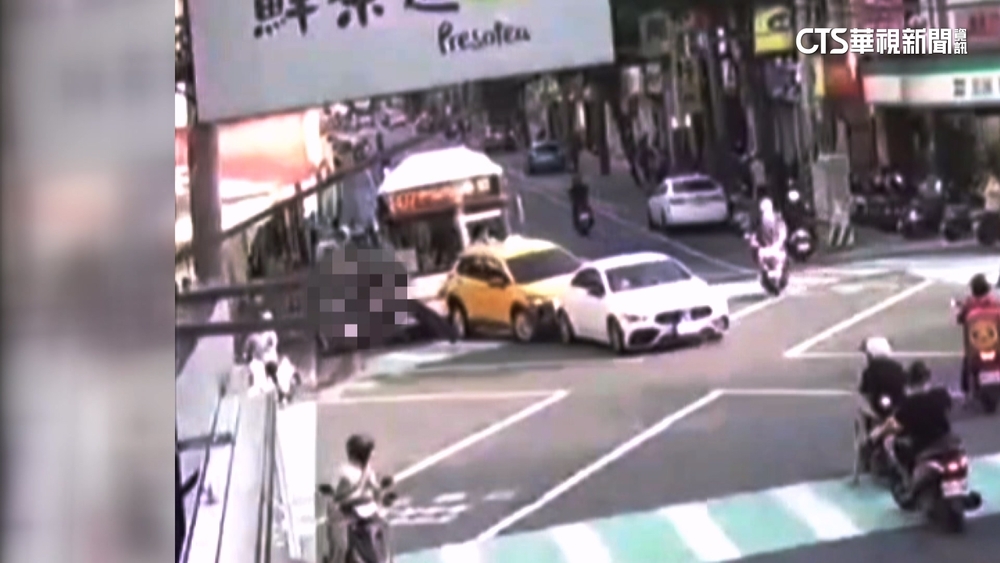 公車綠燈起步連環撞　機車後座54歲女遭捲車底亡