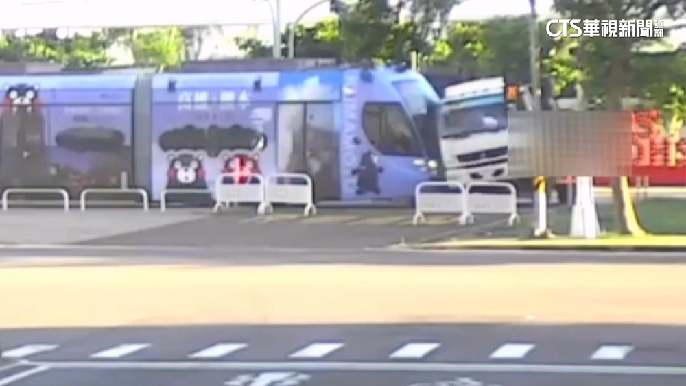 驚悚瞬間！高雄大貨車違規穿越　輕軌車頭撞凹6乘客傷