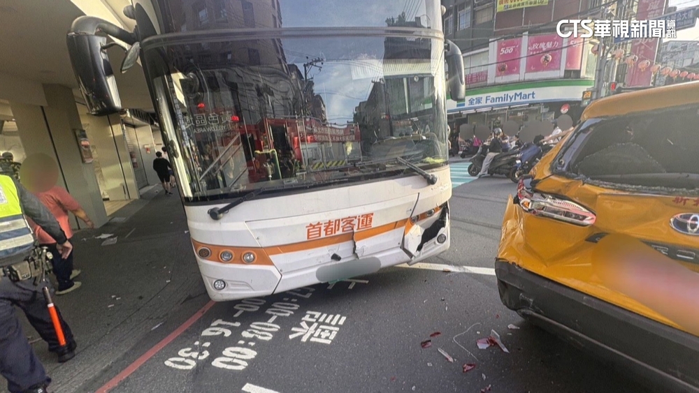 公車起步連環追撞！　機車女乘客遭捲車底亡