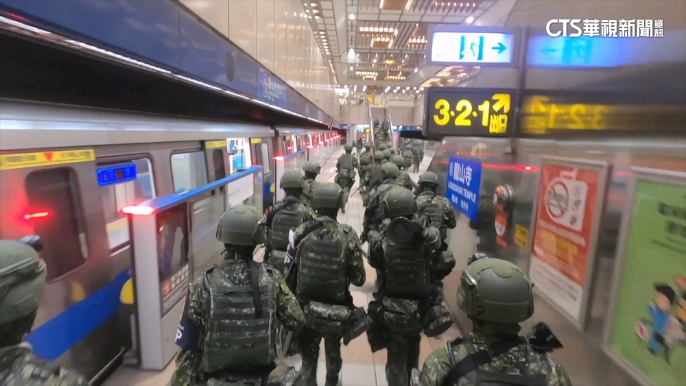 軍演「地下機動」　國軍搭捷運.肩扛刺針飛彈