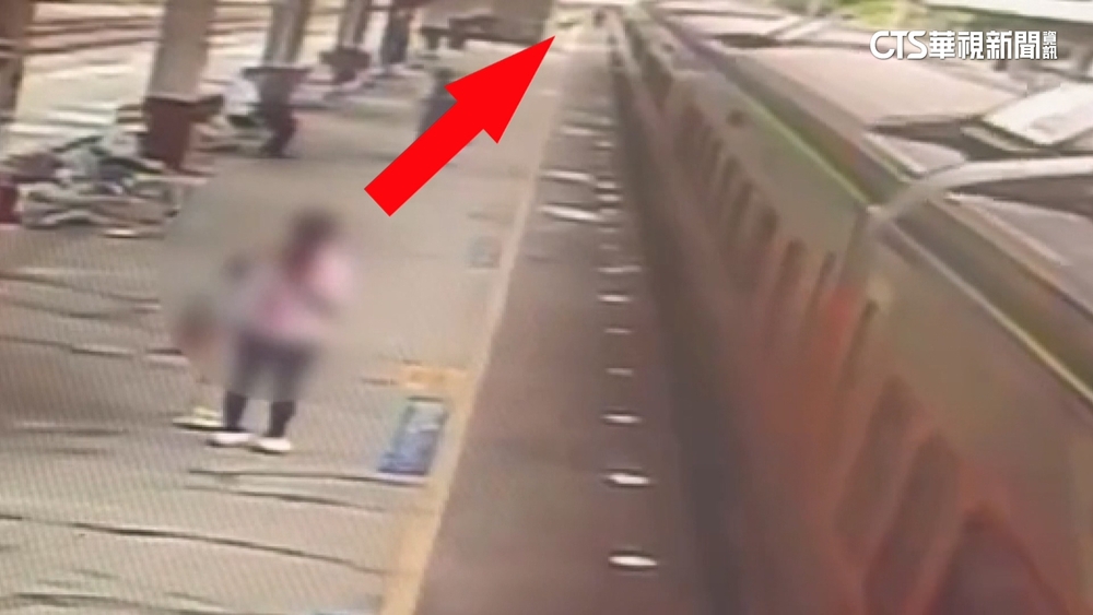 扯！男跳上自強號攀附連接處　「撐7分鐘」下車逃離