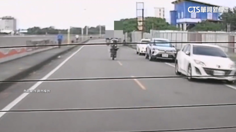 蛇行逆向兩度翹孤輪！微型電動車非法改裝？警要查