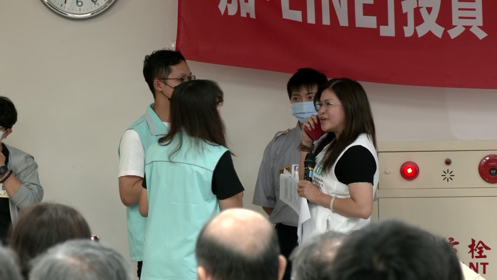 立委考察罷免投票所　麥玉珍模擬違規民眾「我聽不懂中英文」