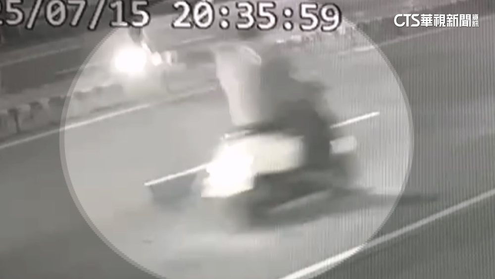 網紅「鳳梨」遭人尾隨連開12槍　警調監視器鎖定騎士