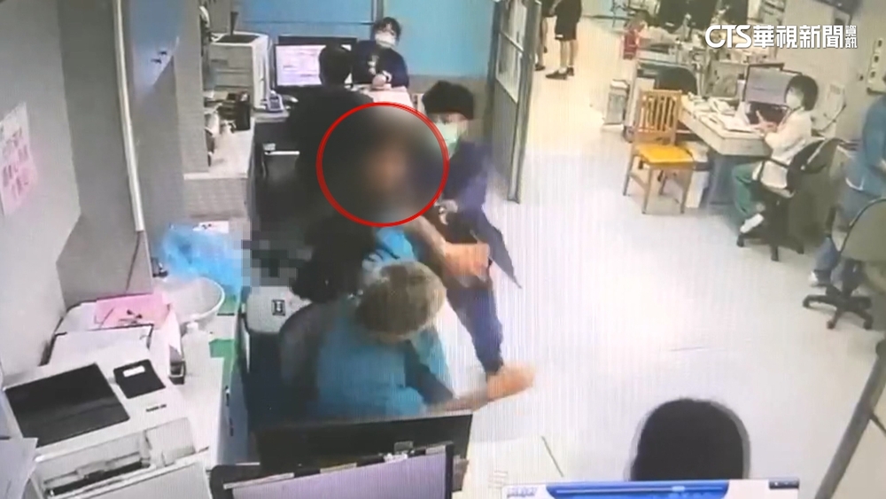 女病患持剪刀欲攻擊醫師　護理師徒手壓制.3秒制伏