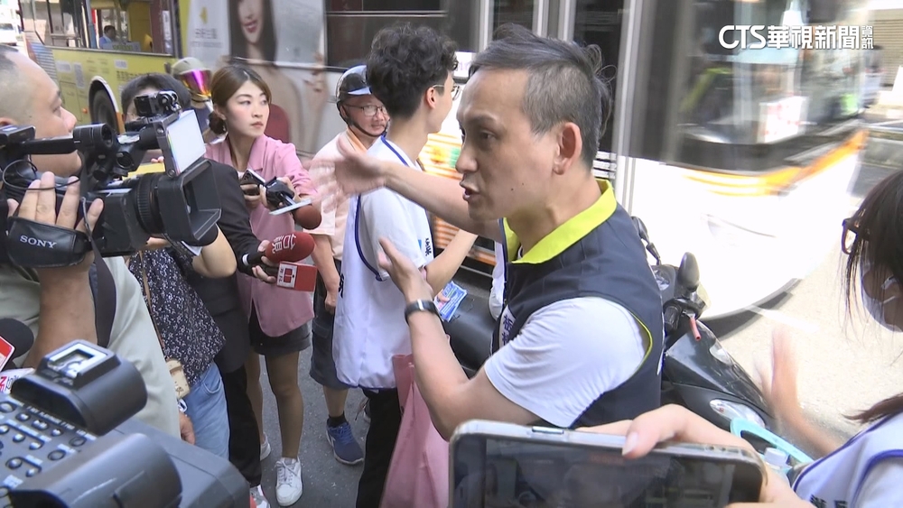 罷團+綠委直搗板橋催罷免　葉元之站路口拚陸戰