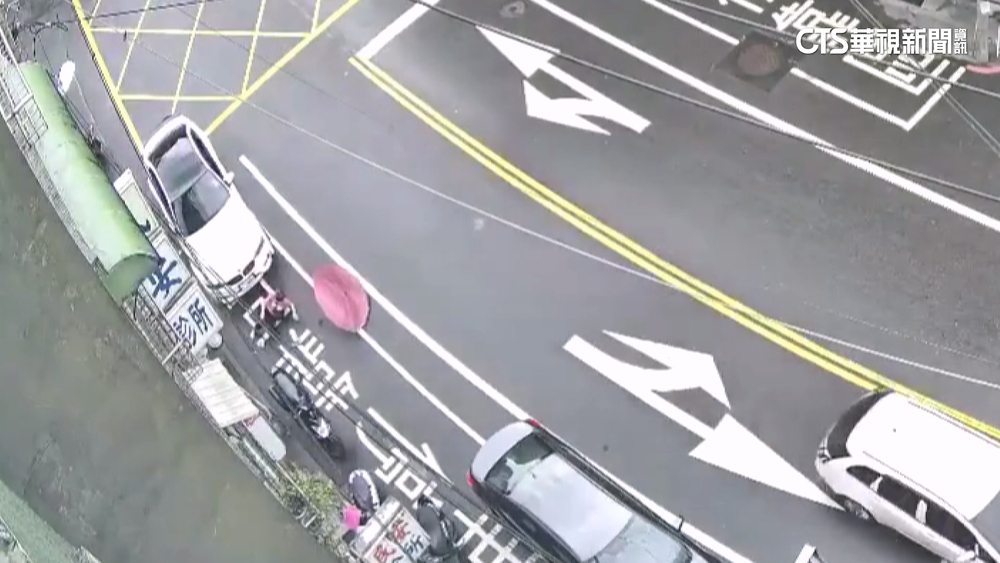 男毒駕一路「斜切逆向」　婦靠邊行走遭撞飛重摔