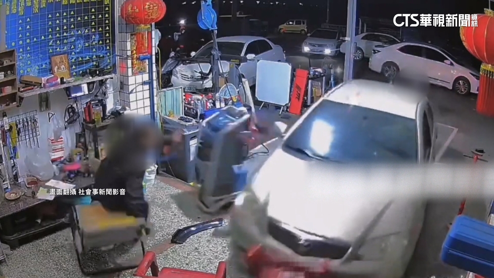 嚇！疑換來令片沒試踩剎車　修配廠轎車突「前後暴衝」