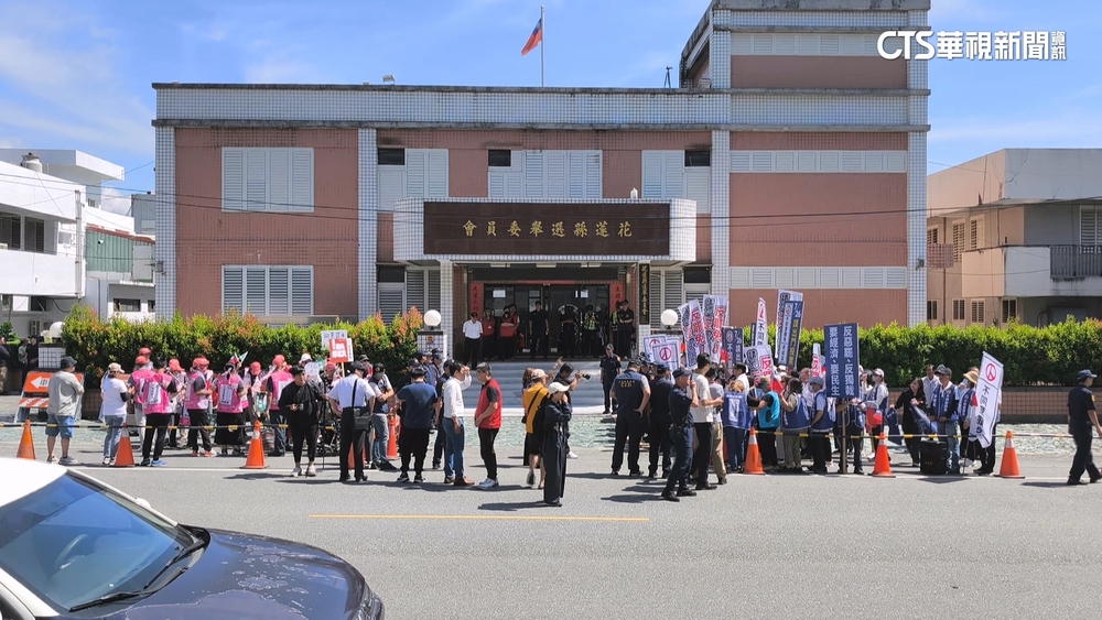 花蓮選情激烈！　罷團.反罷方宣講市場外相遇　當街交火不斷