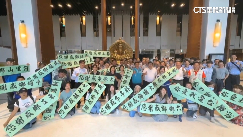 日以繼夜搶修復電！　嘉義鄉親舉牌歡送「台電英雄」