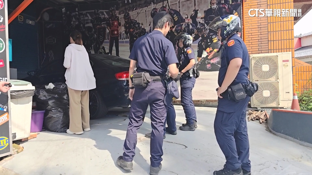 男亮刀.搥牆恐嚇2個月嚇壞鄰店！　警會同衛生局上門