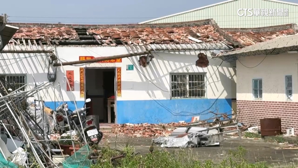 屋頂被吹飛！　受災戶暴露在戶外　台南里長跨區救援