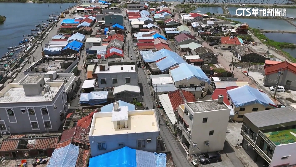 薇帕快來了...　台南「萬戶屋頂毀」　蓋帆布慘景空拍實錄