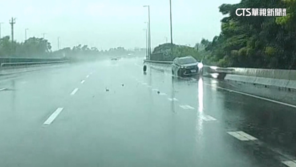 疑天雨打滑自撞護欄　休旅車輪胎脫落滾百米
