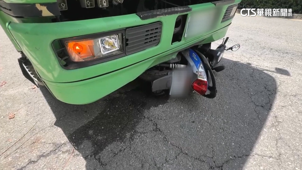 曳引車撞擊輾壓拖行　78歲騎士當場喪命