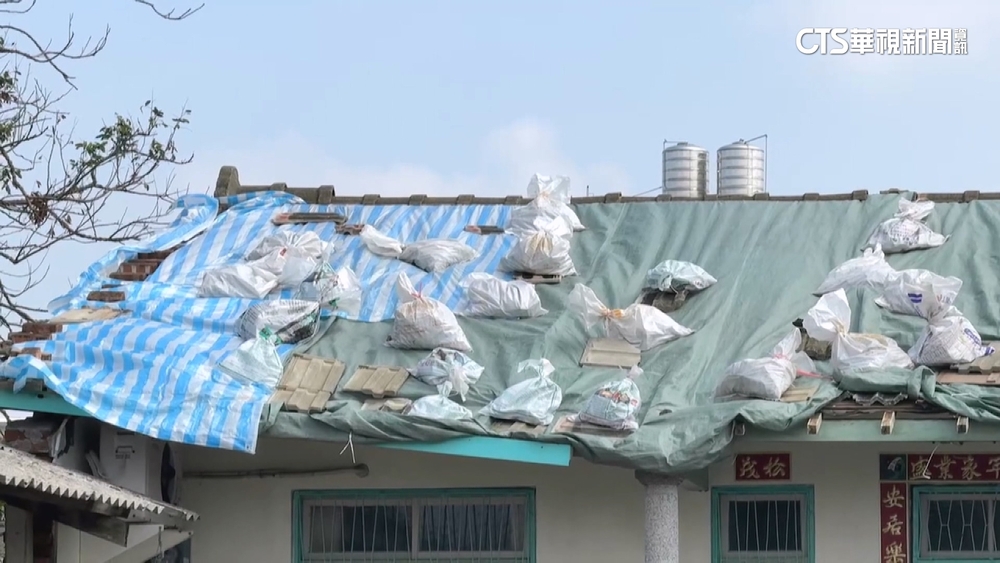 丹娜絲捲走屋頂　台南6旬男爬屋欲蓋帆布不慎摔落亡