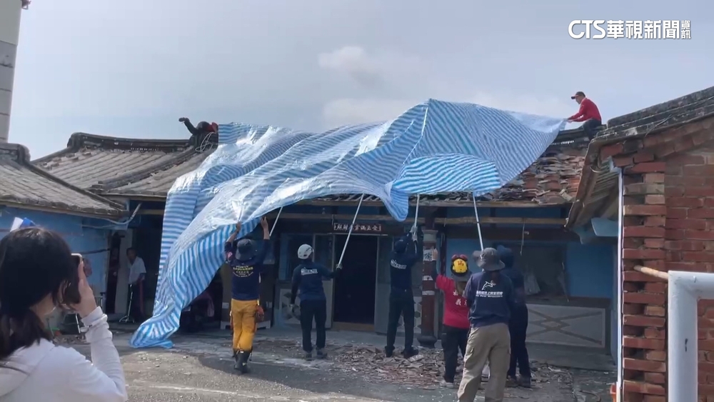 嘉南災區尚未修復又將遇「薇帕」　居民急蓋帆布擋雨