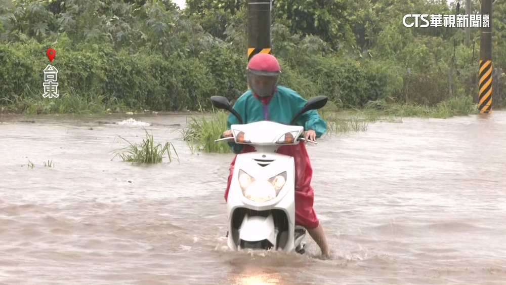 薇帕「增強長胖」雨狂炸　台東車站馬路變小河