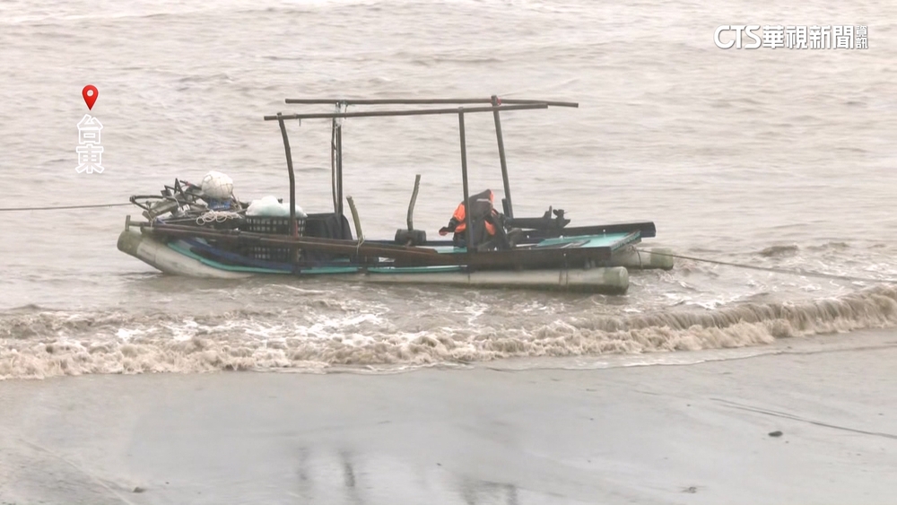 台東富山漁港風浪大！　漁民冒險踏浪套繩索「救竹筏」