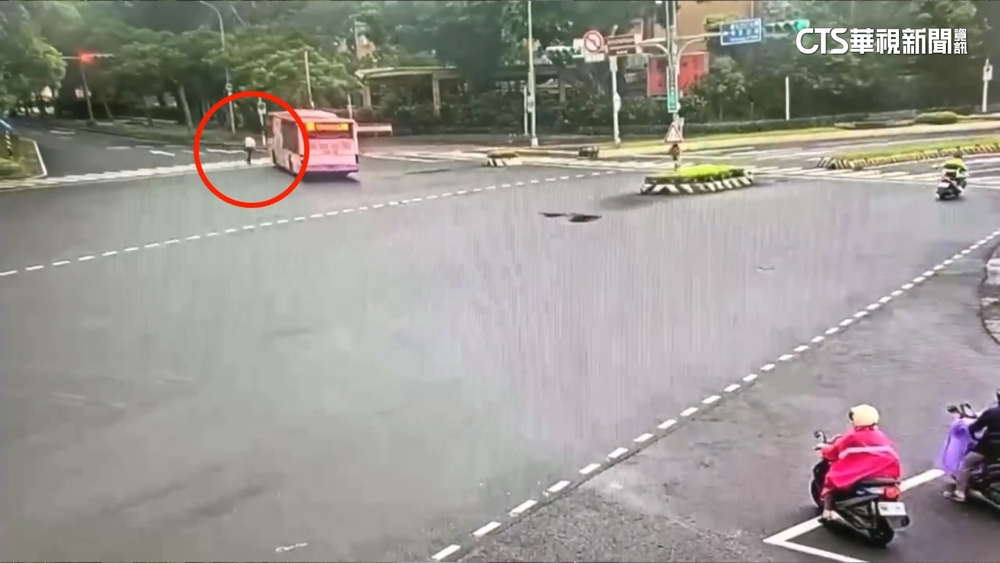 公車左轉未踩剎直撞　乳癌名醫送醫不治