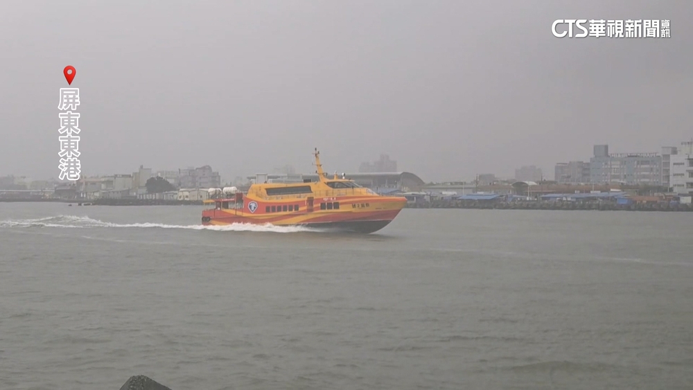 東琉線「末班船」乘風破浪　海巡不敵強風抱柱求生