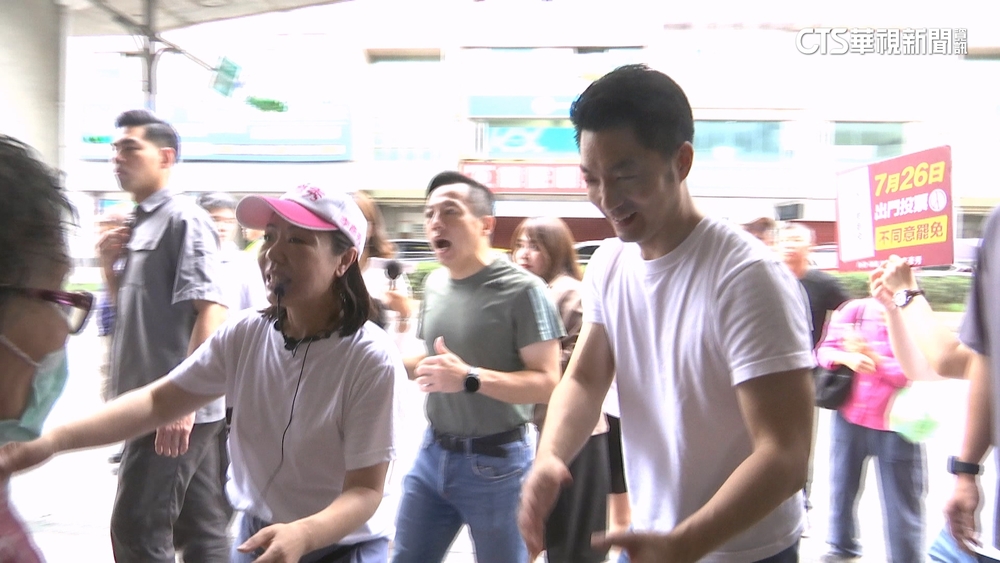 李彥秀合體蔣萬安拚陸戰　罷團拉布條宣傳投同意