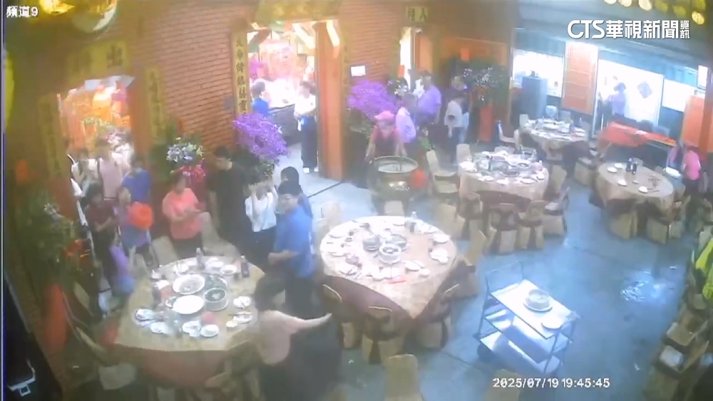 颱風尾掃南台灣！　高雄平安宴400多人冒雨吃「流水席」
