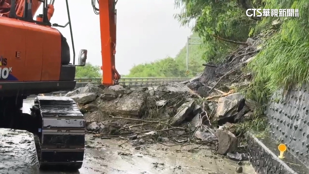 南迴公部金崙橋南端土石崩　砸車阻道路