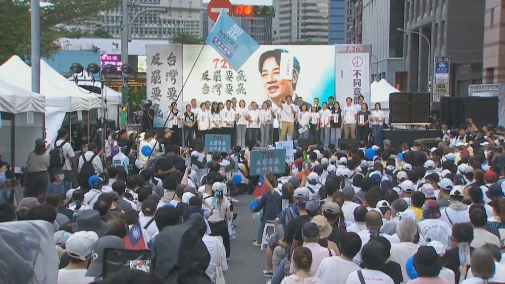 2男蛋砸民進黨招牌遭逮　民眾黨：人民不滿發洩應尊重