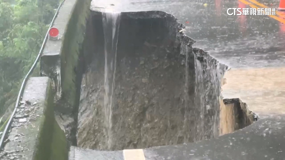 東68路面坍塌　占單線道一半　民憂阻斷交通