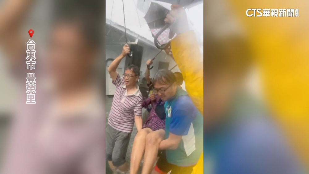 台東連淹3天水深及大腿！　熱心鄰「抬洗腎嬤就醫」