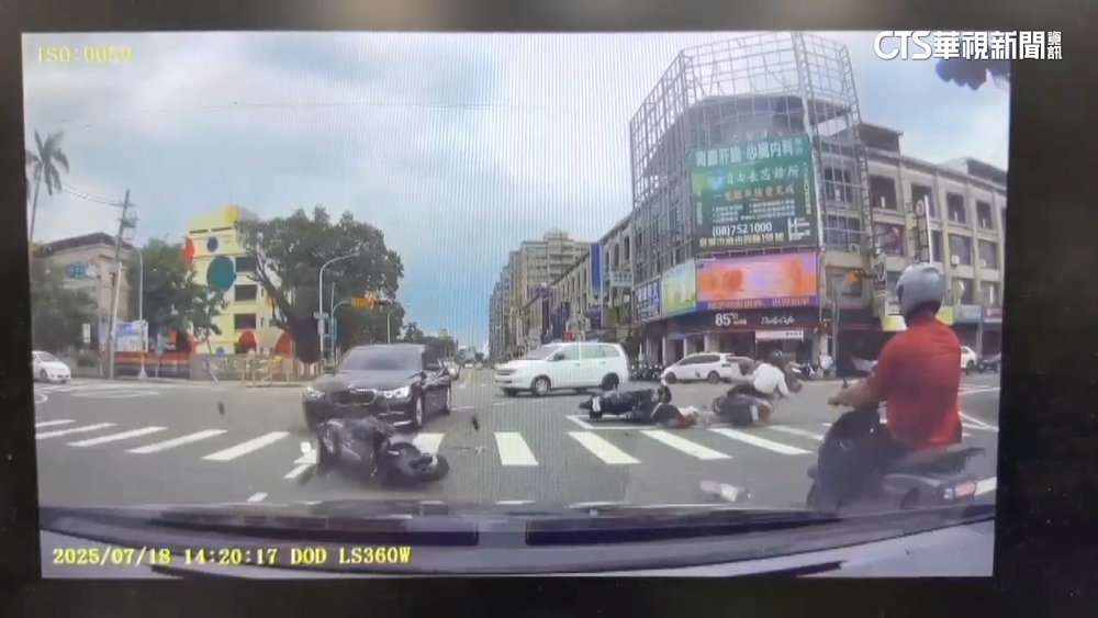 騎士闖燈遭撞飛　像人肉保齡球擊落待轉區2部機車
