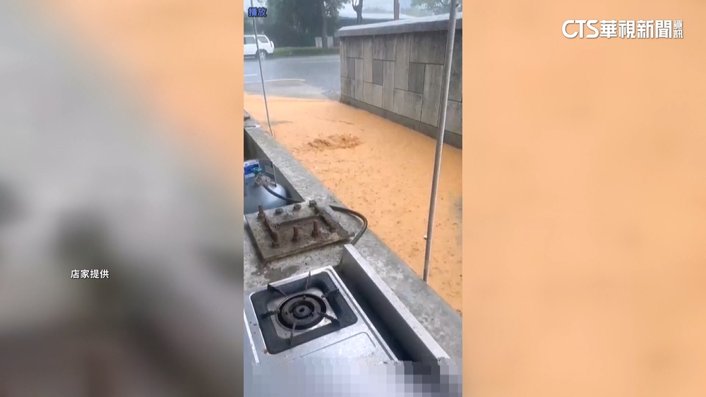 雨彈狂炸金門！　馬路變水路　階梯成瀑布