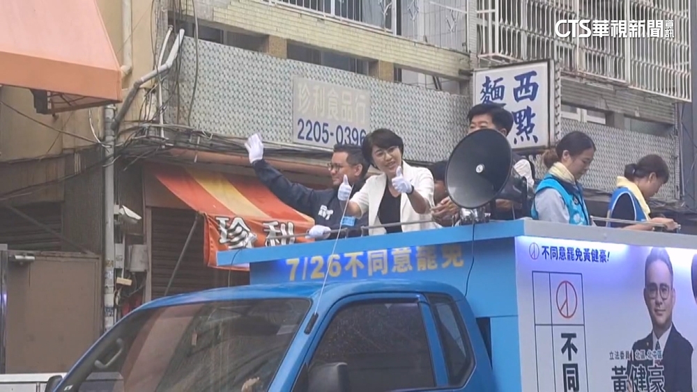 雨天陪掃街！許淑華力挺黃健豪　罷團閩南狼.八炯廟口開講