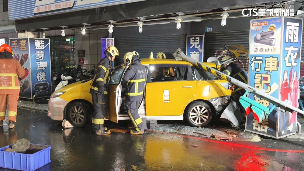 疑未遵守號誌！　計程車左轉遭灑水車撞上害1死3傷