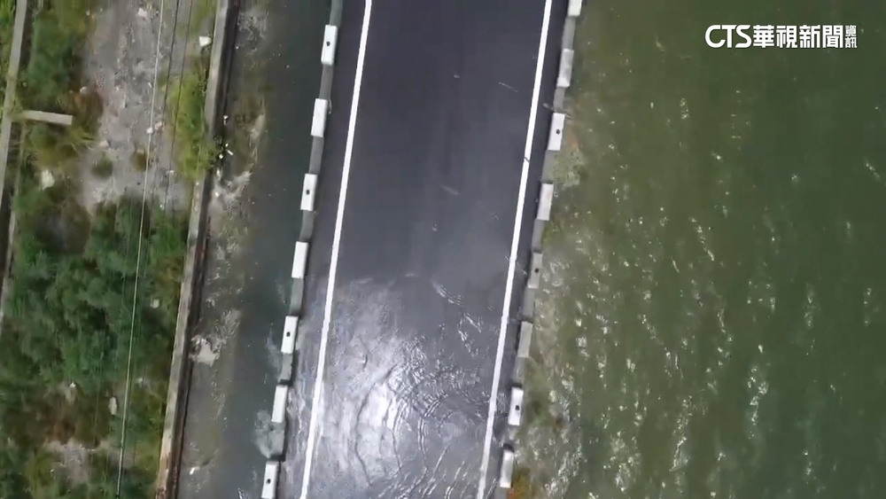 堤防潰決.海水倒灌　台南七股「變汪洋」　水利局緊急搶修