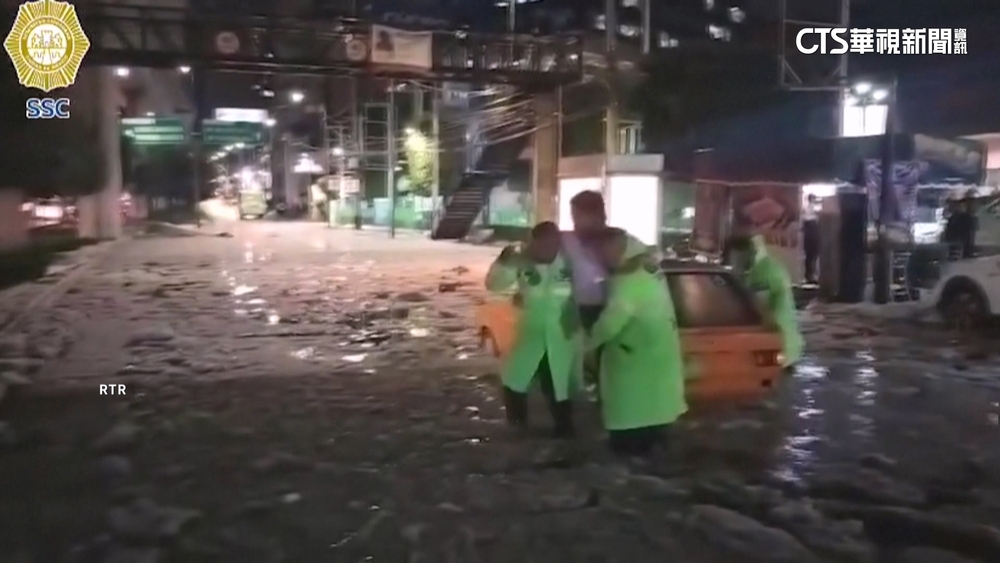 墨西哥又逢豪雨淹水　街道污水四溢泡沫飄散