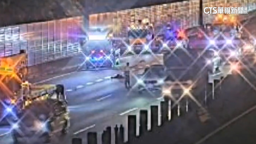 離奇車禍！國1駕駛摔出車外　「7秒遭8車輾亡」